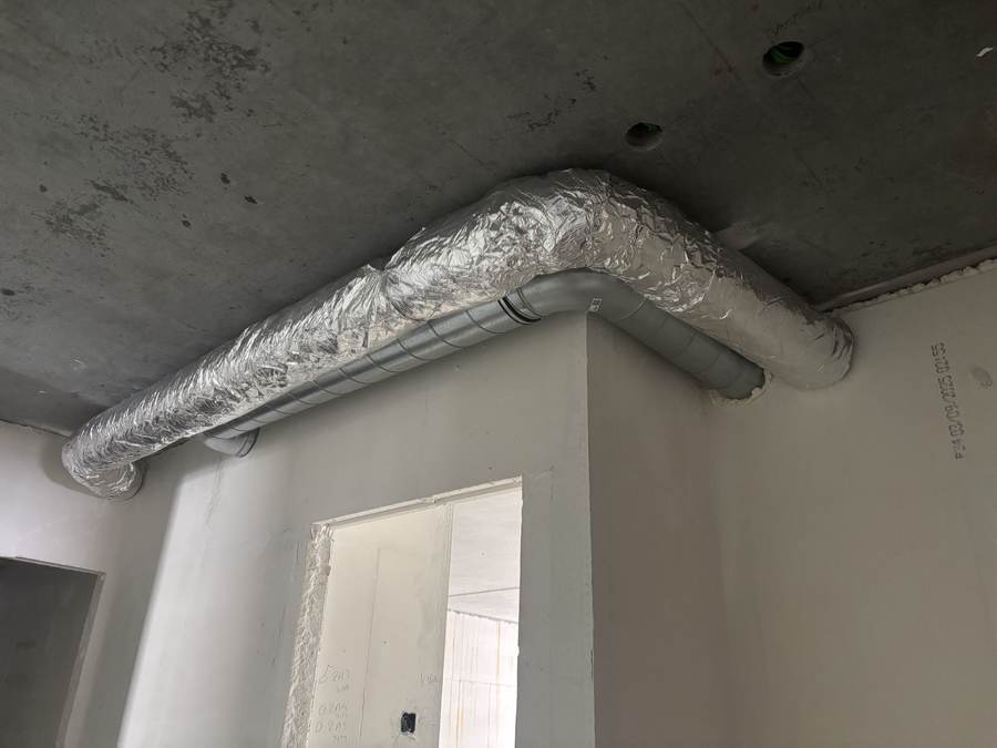 Kanalenwerk netjes afgewerkt tegen plafond