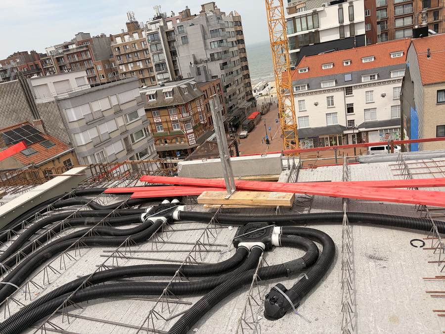 Kanalenwerk op het dak tijdens nieuwbouw